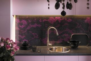 Kuchnia zaprojektowana dla kobiet. Różowe szafki kuchenne i koronka nad blatem