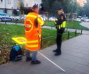 Przeprowadzał dzieci przez jezdnię w takim stanie! Przerażeni przechodnie wezwali pomoc