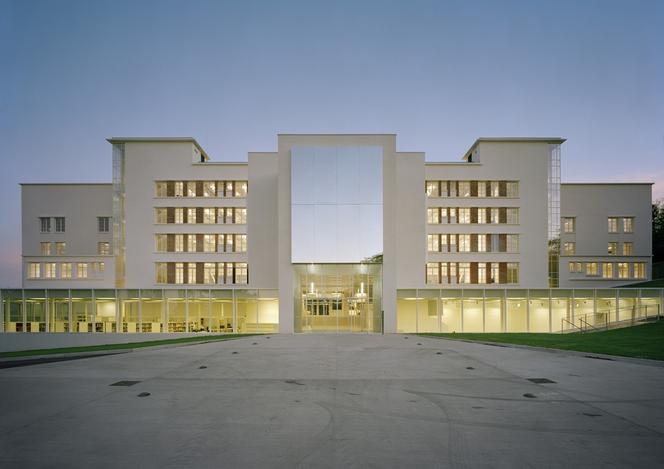 Szkoła architektury w modernistycznym sanatorium