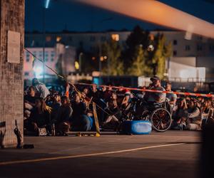 Tłumy ludzi i świetna atmosfera. Wystartowało plenerowe Kino Letnie w Centrum Historii Zajezdnia [GALERIA]