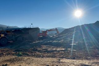 Zaczęły się prace nad odbudową tamy w Stroniu Śląskim. Grodza ma ochronić przed zalaniem mieszkańców