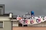 Szok w Gliwicach. Dwóch Spider-Manów rozwiesiło na dachu baner Byle nie Trzaskowski