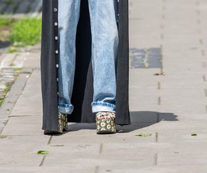 Monika Olejnik w butach Miu Miu za krocie i porwanych dżinsach! Ta stylizacja szokuje