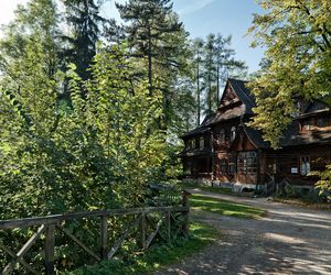 Ta małopolska willa jest hitem turystycznym. Wybudowali ją górale wraz ze sławnym malarzem