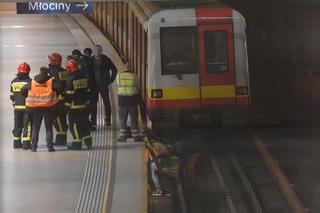 Tragedia na stacji metra Centrum. Pociąg z impetem potrącił pasażera. Mężczyzna nie przeżył