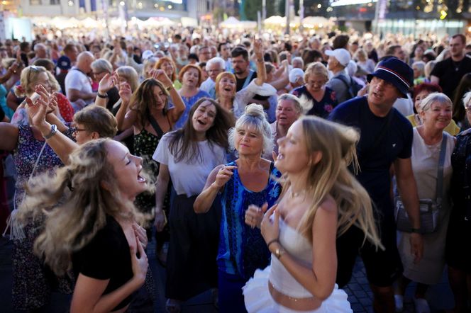 Potańcówka przed Teatrem Śląskim w Katowicach (09.08)