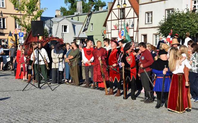 Przemarsz rycerstwa ulicami miasta