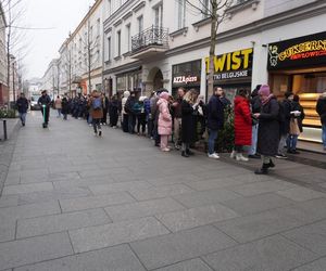 Tłusty Czwartek 2025 w Warszawie. Kolejka do cukierni Pawłowicz na Chmielnej