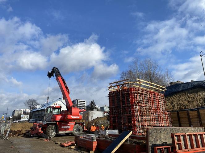 Trwa rozbudowa al. 29 Listopada. Nowy wiadukt kolejowy rośnie w oczach 