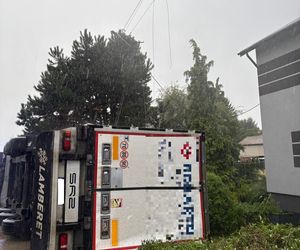 Zalane posesje, zerwany dach, przewrócony tir. Leszno i region po załamaniu pogody
