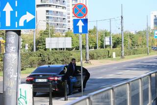 Rafał Trzaskowski spóźniony na konferencję. Wysiadł na zakazie!