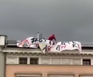 Szok w Gliwicach. Dwóch Spider-Manów rozwiesiło na dachu baner Byle nie Trzaskowski