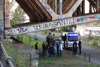 Wypadek na Bulwarach Wiślanych. 15 latka spadła z mostu.