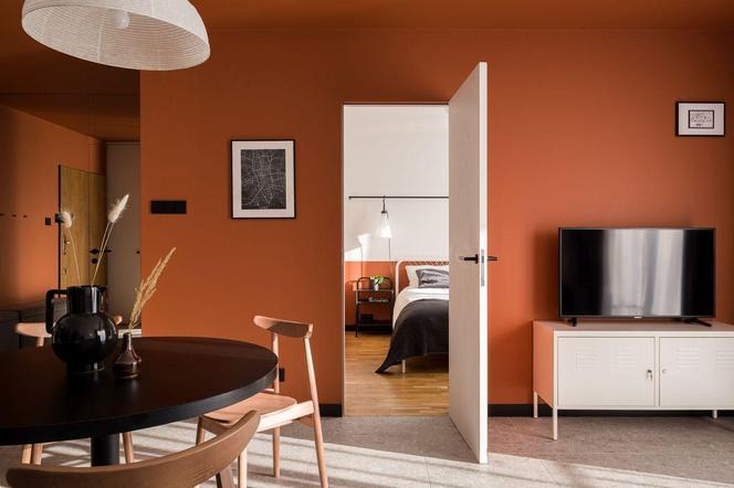 40-m mieszkanie w starej fabryce tytoniu. Wystrój to ukłon w stronę historii XIX-w. budynku