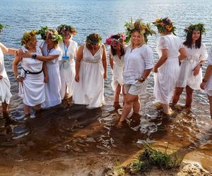 Wyjątkowe „Morsowe Wianki” ekipy Mors Może Więcej nad zalewem w Wąchocku. Było magicznie