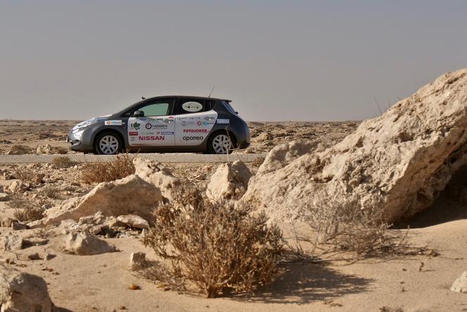 Przejechał przez Afrykę elektrycznym Nissanem