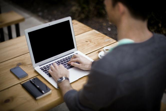 Kożuchów. ZABRALI dzieciom laptopy do zdalnej nauki. Wierzyć się nie chce, co z nimi zrobili