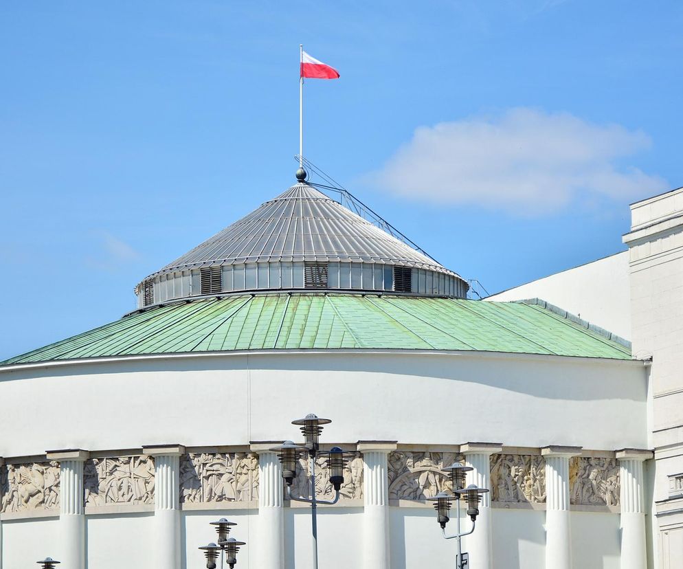 Niższe pensje dla bezdzietnych? Sejm analizuje projekt podwójnej składki emerytalnej