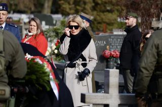 Joanna Racewicz ociera łzy przy grobie męża, pocieszyła ją Barbara Nowacka