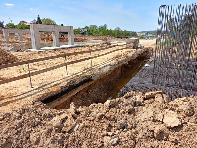 Wybudowanie nowego, dłuższego o 25 metrów wiaduktu, ma umożliwić poprowadzenie po nim dwóch jezdni autostrady A2 wraz z drogami serwisowymi.