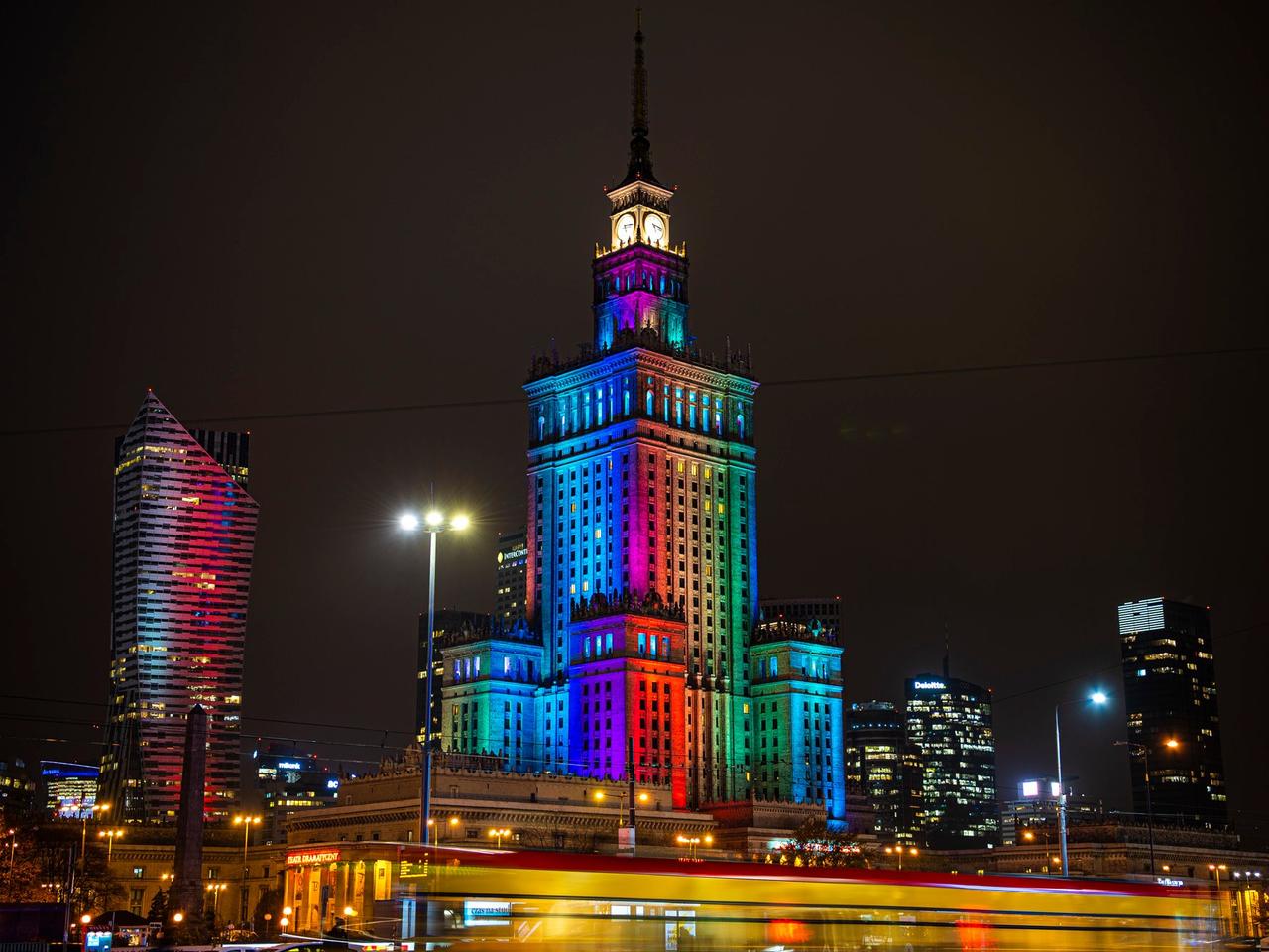 Międzynarodowy Dzień Tolerancji 16.11.2020. Cała Warszawa w tęczowych flagach
