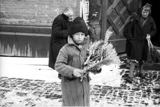 Handel palmami przed kościołem, 1931 rok