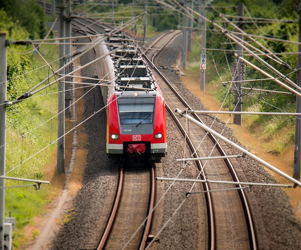 Jarocin. Przez nastolatków zatrzymano pociąg i wezwano służby! To mogło skończyć się tragedią 