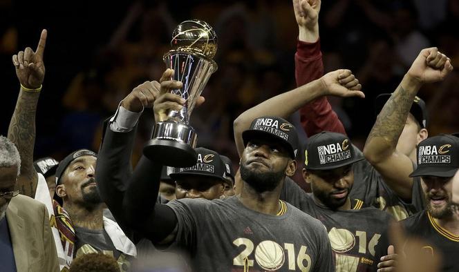 NBA: Król LeBron James z pierścieniem, dramatyczny finał dla Cleveland! [WIDEO]