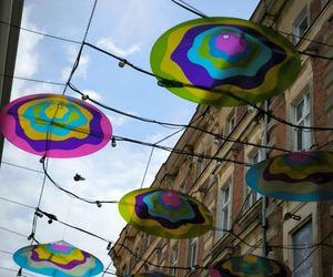 Nowe ozdoby nad ulicami w centrum Leszna 