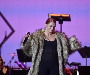 Steczkowska w czerwieni i Margaret w futrze. Tak gwiazdy wystroiły się na koncert 11 listopada [GALERIA]