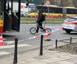 Plama krwi, torebka i rozbite okulary. Rozpacz kierowcy autobusu po koszmarnym wypadku na Mokotowie. Nowe informacje