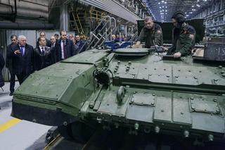 „Toczą się z fabryk jak parówki?”. Rosja znacząco zwiększa produkcję czołgów i pojazdów opancerzanych. Co to oznacza dla świata?