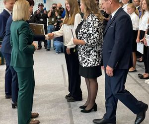 Pierwsza Dama uczciła z uczniami 100 lat od nadania imienia Stefana Batorego Szkole Podstawowej w Liwie