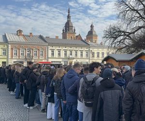 Maturzyści z Nowego Sącza zatańczyli poloneza na Rynku 