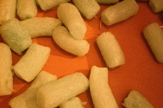 Zobacz, z czego tak naprawdę wytwarza się wypełniacze do paczek. Będziesz zaskoczony!