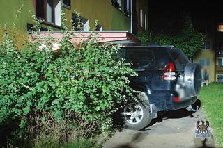 Pomylił hamulec z gazem i wjechał z impetem w blok mieszkalny 