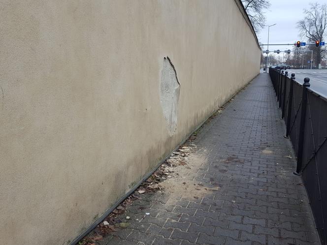 Z muru zabytkowego lapidarium w Lesznie znów odpada tynk