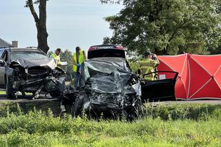 Sochaczew: Wyprzedzał i przez to zginęli? Koszmarny wypadek na prostej drodze. Nie żyją dwie osoby