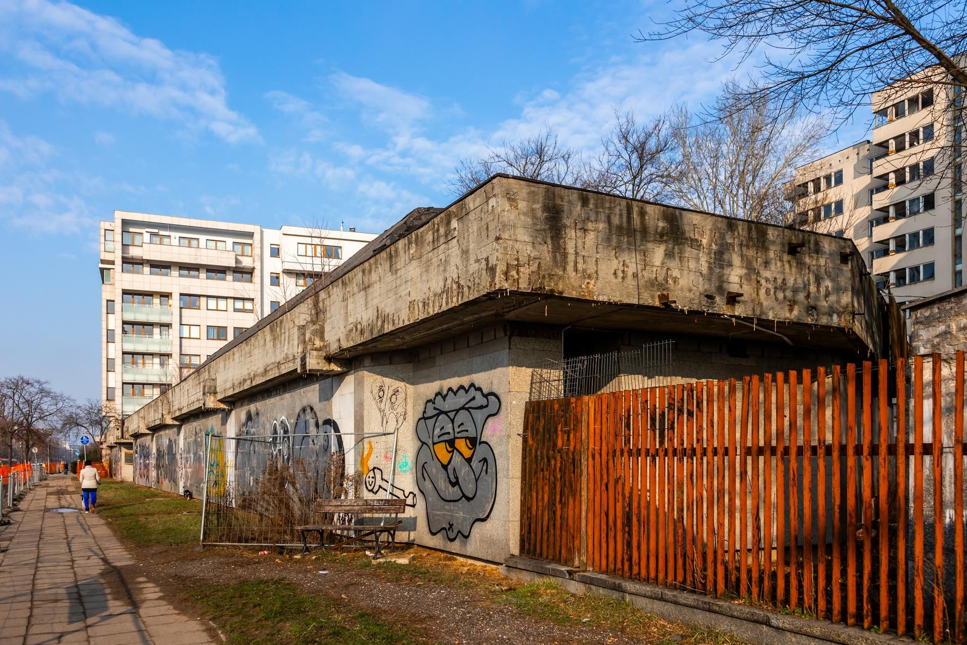 Szpiegowo, blok na Sobieskiego 100 w Warszawie