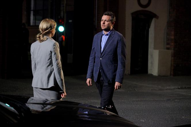 Na krawędzi 2 sezon odc. 1. Tomasz Kamiński (Marek Bukowski), Marta Sajno (Urszula Grabowska)