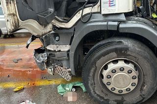 Dramatyczny wypadek w Warszawie. Młody kierowca śmieciarki wyleciał przez okno po zderzeniu z tramwajem