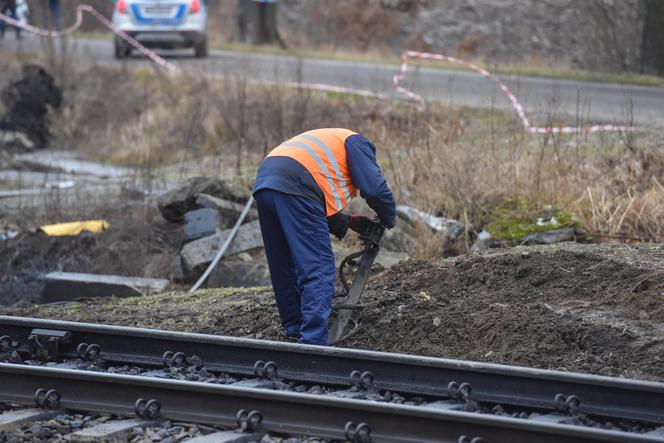 Kierowca autobusu zginał na torach, zamknięty w śmiertelnej pułapce