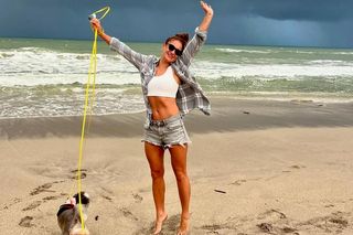 Karolina Kowalkiewicz kusi w skąpym stroju na plaży. Zaczerwienicie się, jak to zobaczycie [GALERIA] 