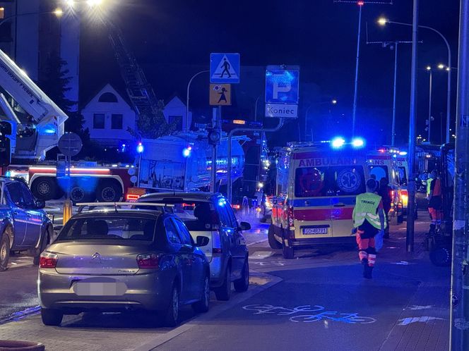 Pożar w Ząbkach. Strażacy przeszukują pogorzelisko