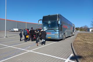 Na miejscu wciąż pojawiają się autokary, którymi uchodźcy jadą dalej w Polske lub do innych krajów Europy