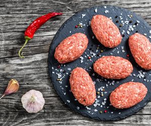 Kotlety mielone z piekarnika: przepis na pieczone kotlety wieprzowe