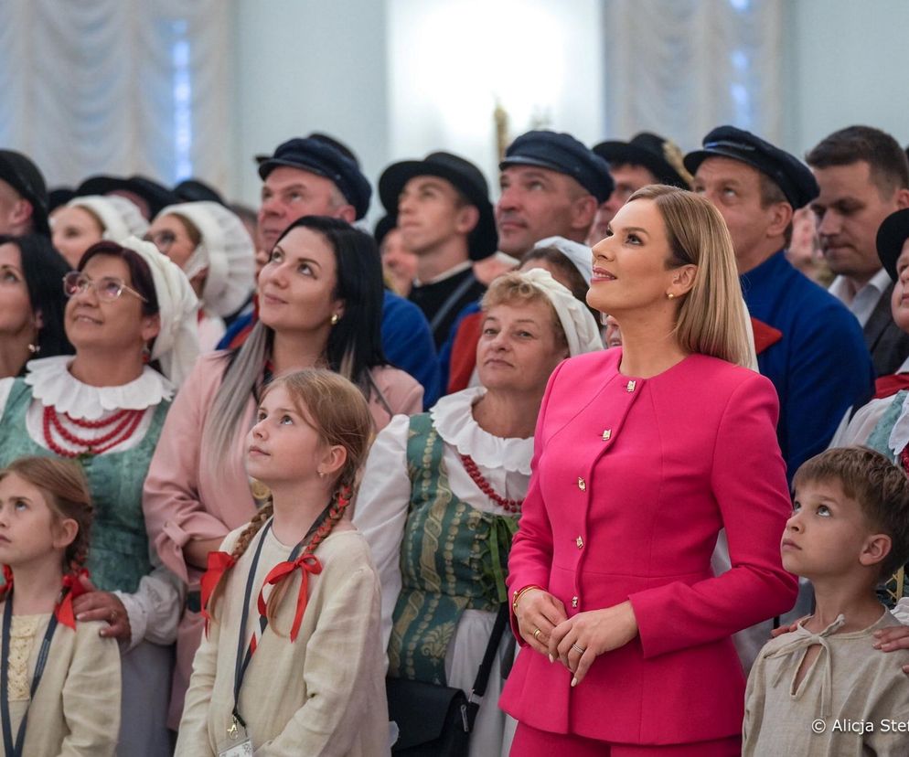 Marta Nawrocka w różu zachwyca na dożynkach! Wiemy, kto wygrał konkurs na najpiękniejszy wieniec