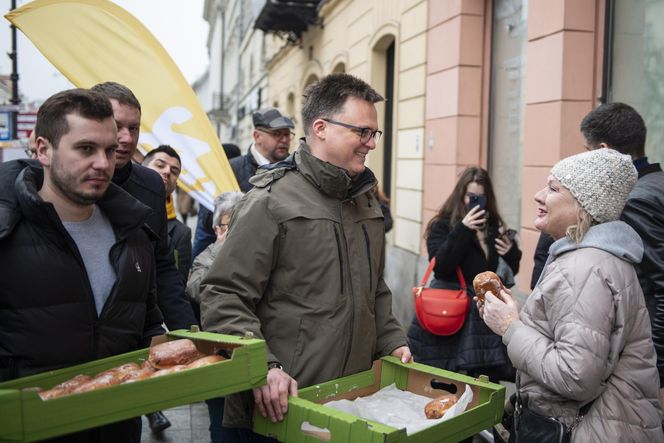 Szymon Hołownia rozdaje pączki