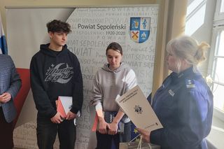 Odwaga bez granic! Martyna i Jakub z Sępólna Krajeńskiego ocalili życie tonącego mężczyzny