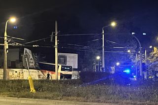 Autokar wjechał w targowisko.